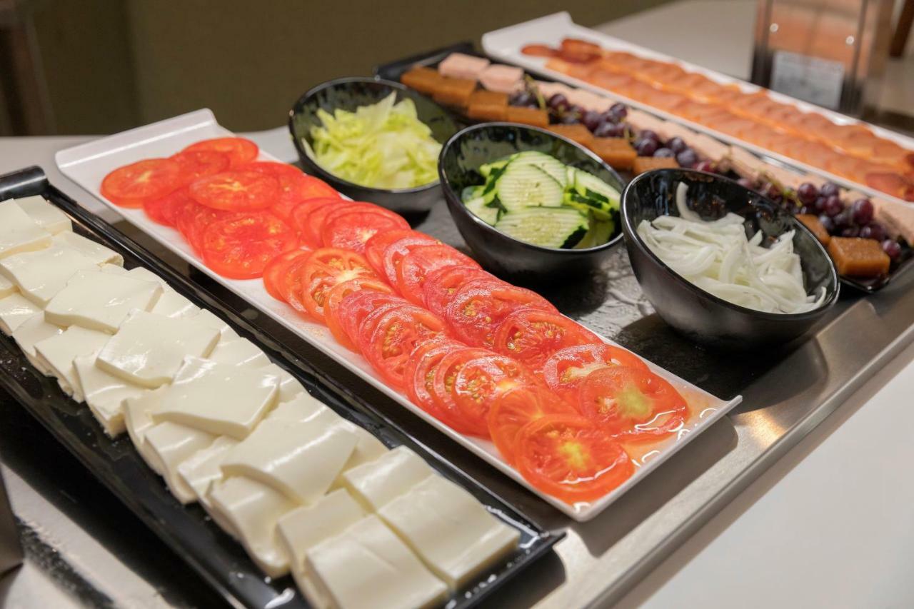 Hm Ayron Park - Adults Only Hotel Playa de Palma  Eksteriør billede A selection of cheese and vegetables